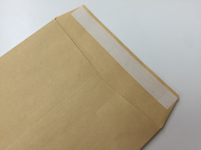 大変なDMや請求書の封入作業。封筒の糊づけを少しだけ楽にする方法。 | 神戸の印刷、出版と販促。前川企画印刷公式ブログ「嵐のマエブロ」