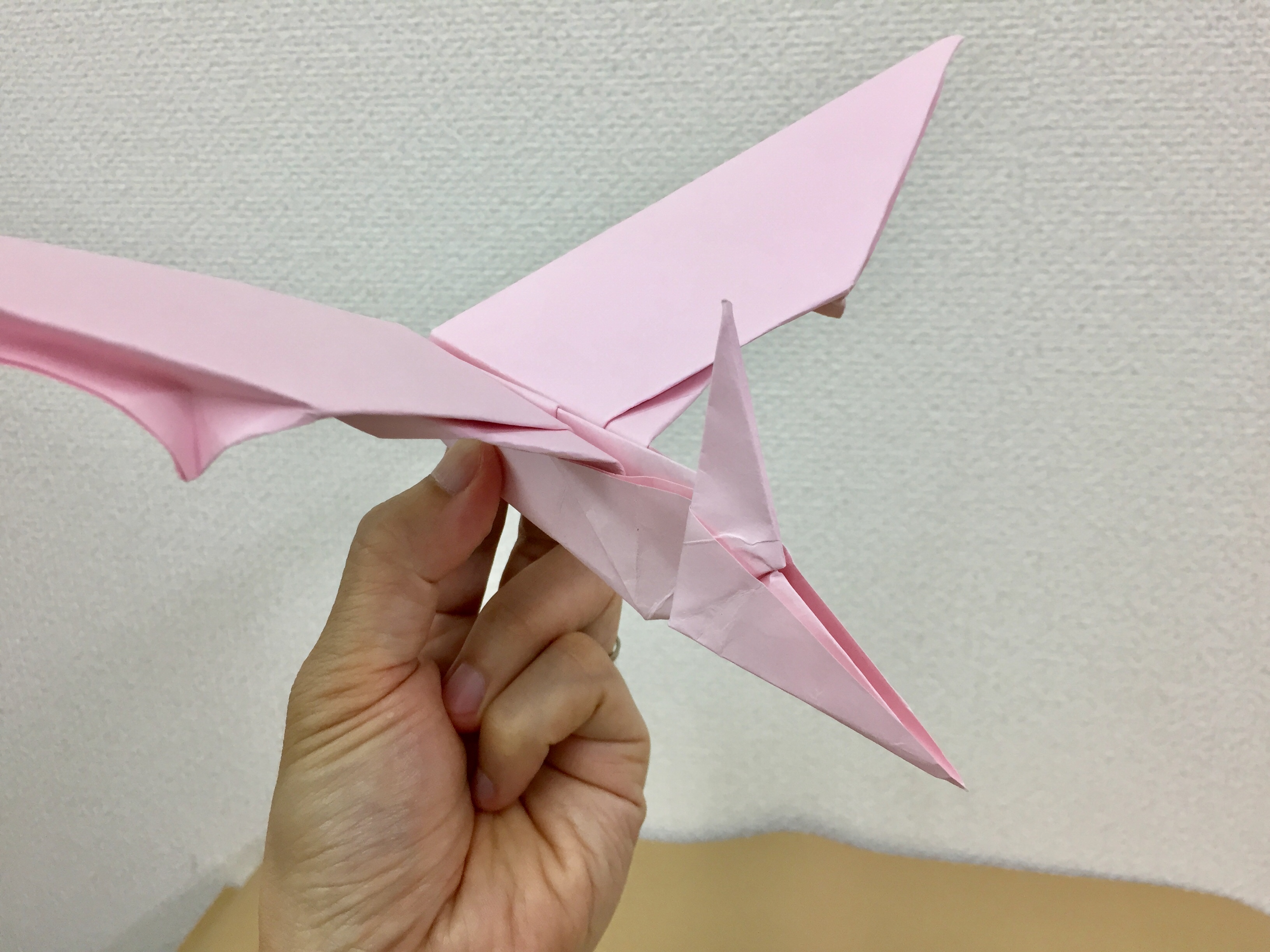 みんな大好きな恐竜を折り紙で折ってみよう 翼竜プテラノドンの折り方を紹介します 神戸の印刷 出版と販促 前川企画印刷公式ブログ 嵐のマエブロ