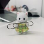 大きめのクリップを持たされているシルバニア