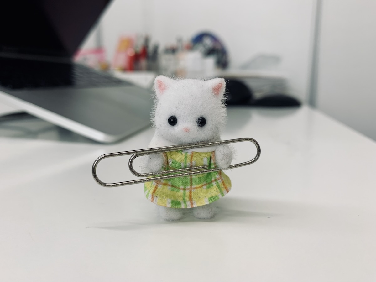 大きめのクリップを持たされているシルバニア