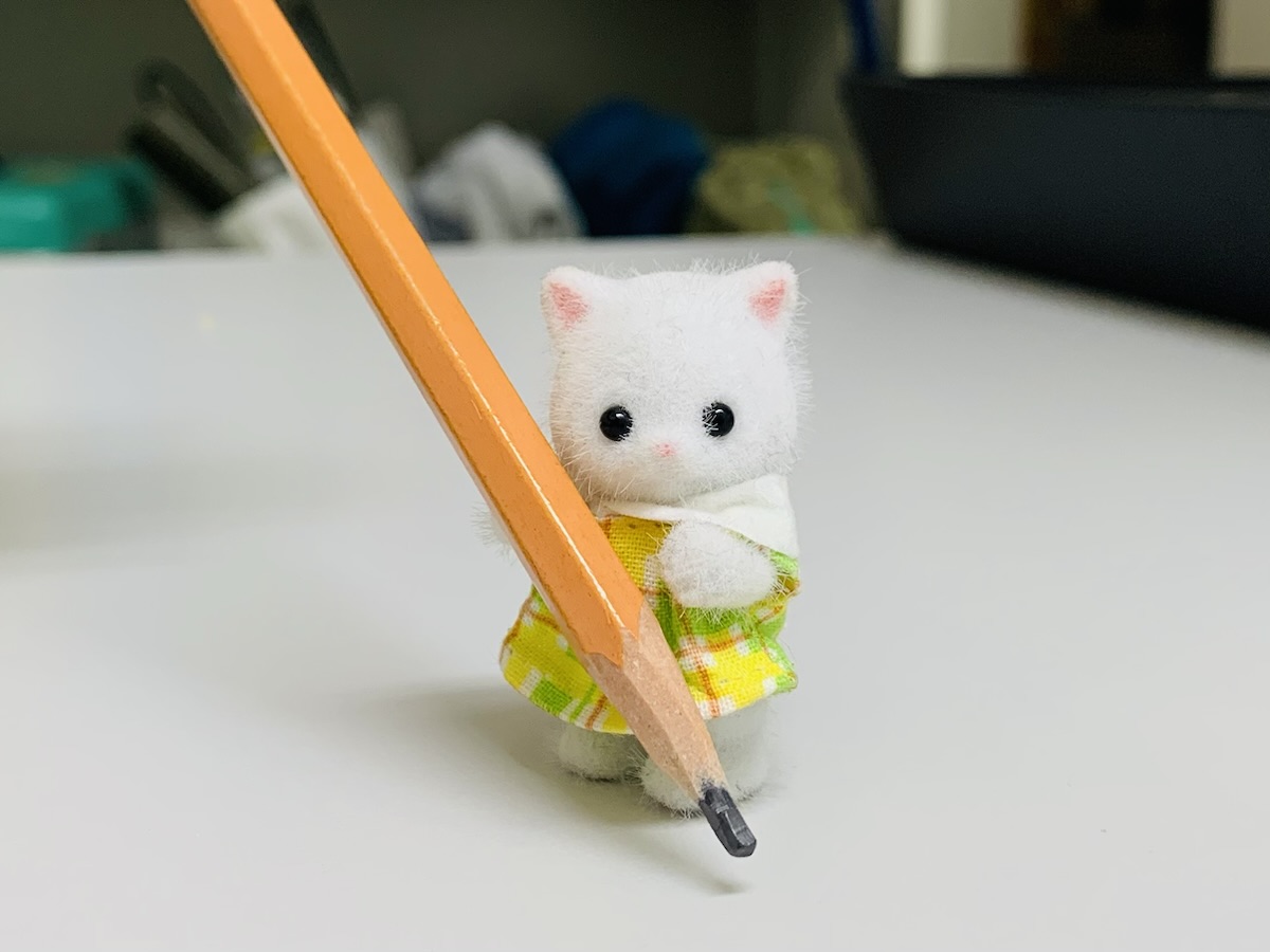 えんぴつを構えるシルバニア